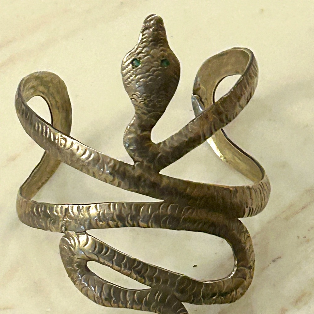 925 Sterling silver bracelet with emerald eyes